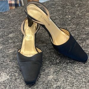 EUC Ann Taylor Black Stain Top Women’s Sandals